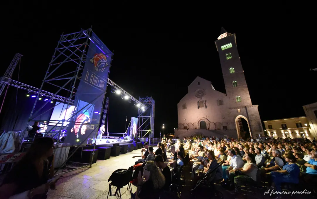 Promozione Sociale e Solidarietà - Società Cooperativa Sociale a Mutualità Prevalente di Produzione e Lavoro pubblica il Regolamento della 17ª edizione del Festival nazionale del Teatro contro Ogni Barriera: www.ilgiullare.it/regolamento2025. Il Festival continua a costruire la sua storia invitando le Compagnie Teatrali d’Italia, che credono nelle capacità artistiche di attori con e senza disabilità, a candidarsi entro il 18 Maggio 2025 per salire sul palco all’aperto del Centro Jobel di Trani, una delle più longeve esperienze italiane di Welfare Culturale!
