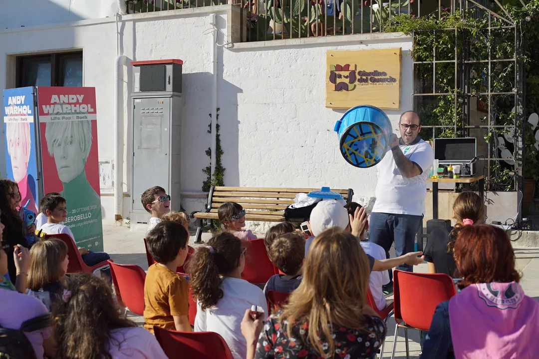 In occasione della 4ª edizione del Festival Città dei bambini e dei ragazzi che si terrà ad Alberobello, sabato 17 e domenica 18 Ottobre 2026, Sylva Tour and Didactics APS invita gli Enti del Terzo Settore a presentare un laboratorio didattico in diversi ambiti (arte, teatro, pittura, danza, musica, folklore, scienze, ambiente, ecc.) destinato a bambine, bambini, ragazze e ragazzi