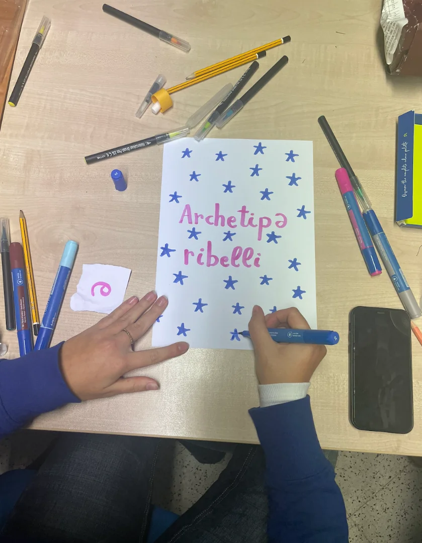Venerdì 6 Marzo 2026 dalle 11:00 alle 13:00, APS Univox ETS organizza un evento di restituzione del progetto “Archetipi ribelli”, presso il Liceo Classico Socrate di Bari, in via Tommaso D'Aquino 4. “Archetipi ribelli”, vincitore del bando regionale Futura-La Puglia Per la Parità, nasce con l'obiettivo di proporre iniziative aperte al pubblico sulla sensibilizzazione al contrasto alla violenza e agli stereotipi di genere.