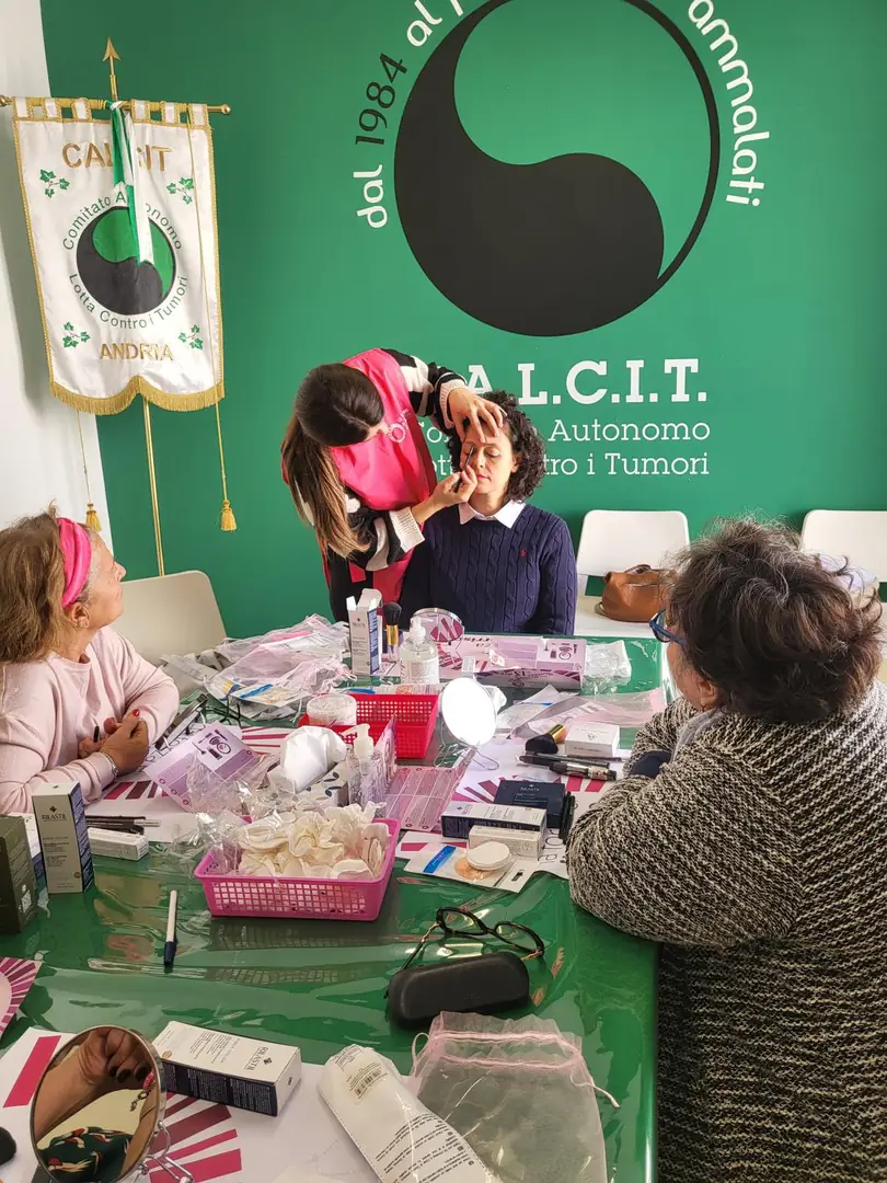 Lunedì 17 Novembre 2025, C.A.L.C.I.T. organizza il prossimo appuntamento del “Laboratorio di bellezza per donne affette da patologie oncologiche”, presso la sede dell'associazione in via Taranto 15 ad Andria. I laboratori si tengono con cadenza mensile, in una sola mattinata, previa prenotazione recandosi direttamente in sede (dal lunedì al venerdì 9-13 e 16-20) oppure al 0883 89 09 47.