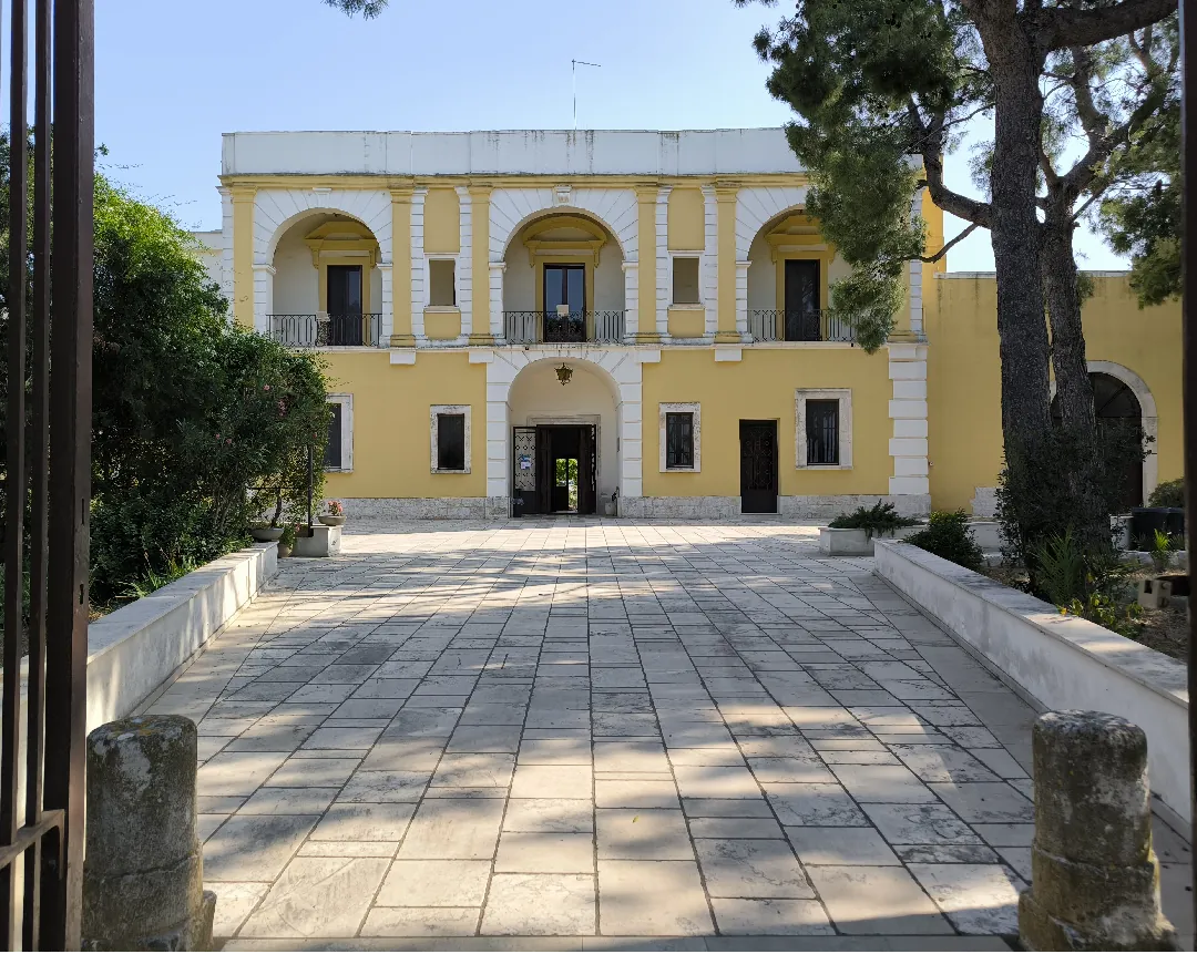 Domus Familiae Nozze di Cana Dal 6 all’8 Giugno 2025, il Centro di Servizio al Volontariato San Nicola ETS, Semi di Vita Società Cooperativa sociale e Libera Puglia organizzano il Campo Volontariato e Antimafia, presso la Domus Familiae Nozze di Cana a Bari Torre a Mare: “Dalla confisca alla vita. Scoprire e valorizzare i beni confiscati”. Con il patrocinio di Avviso pubblico Enti Locali e Regioni per la formazione civile contro le mafie e Comune di Valenzano.