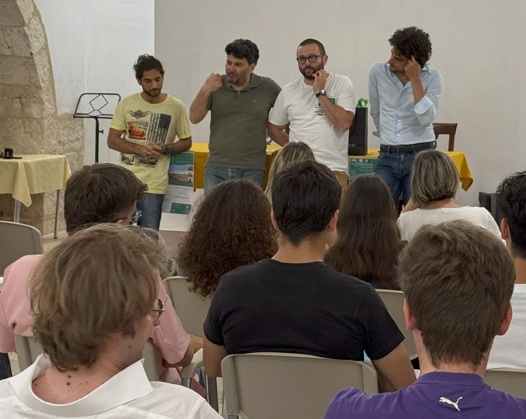 Giampaolo Romanazzi Angelo Santoro Alessandro Cobianchi Fabrizio Tamma Dal 6 all’8 Giugno 2025, il Centro di Servizio al Volontariato San Nicola ETS, Semi di Vita Società Cooperativa sociale e Libera Puglia organizzano il Campo Volontariato e Antimafia, presso la Domus Familiae Nozze di Cana a Bari Torre a Mare: “Dalla confisca alla vita. Scoprire e valorizzare i beni confiscati”. Con il patrocinio di Avviso pubblico Enti Locali e Regioni per la formazione civile contro le mafie e Comune di Valenzano.