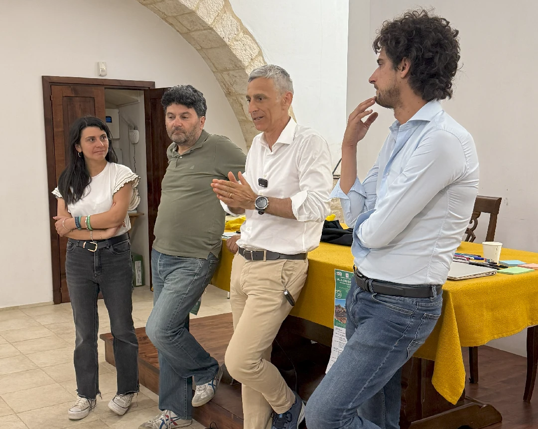 Ettore Cardinali Giampaolo Romanazzi Francesca Maiullari Dal 6 all’8 Giugno 2025, il Centro di Servizio al Volontariato San Nicola ETS, Semi di Vita Società Cooperativa sociale e Libera Puglia organizzano il Campo Volontariato e Antimafia, presso la Domus Familiae Nozze di Cana a Bari Torre a Mare: “Dalla confisca alla vita. Scoprire e valorizzare i beni confiscati”. Con il patrocinio di Avviso pubblico Enti Locali e Regioni per la formazione civile contro le mafie e Comune di Valenzano.