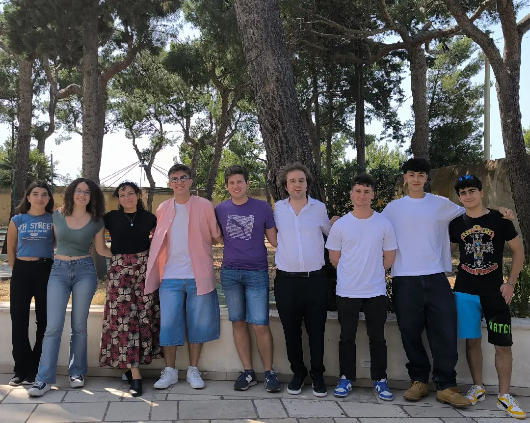 Giovani Dal 6 all’8 Giugno 2025, il Centro di Servizio al Volontariato San Nicola ETS, Semi di Vita Società Cooperativa sociale e Libera Puglia organizzano il Campo Volontariato e Antimafia, presso la Domus Familiae Nozze di Cana a Bari Torre a Mare: “Dalla confisca alla vita. Scoprire e valorizzare i beni confiscati”. Con il patrocinio di Avviso pubblico Enti Locali e Regioni per la formazione civile contro le mafie e Comune di Valenzano.