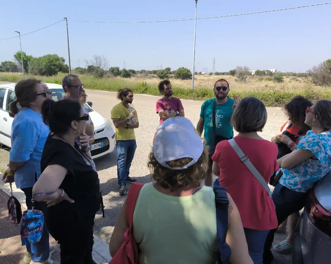 Fattoria dei Primi Semi di Vita Valenzano Dal 6 all’8 Giugno 2025, il Centro di Servizio al Volontariato San Nicola ETS, Semi di Vita Società Cooperativa sociale e Libera Puglia organizzano il Campo Volontariato e Antimafia, presso la Domus Familiae Nozze di Cana a Bari Torre a Mare: “Dalla confisca alla vita. Scoprire e valorizzare i beni confiscati”. Con il patrocinio di Avviso pubblico Enti Locali e Regioni per la formazione civile contro le mafie e Comune di Valenzano.