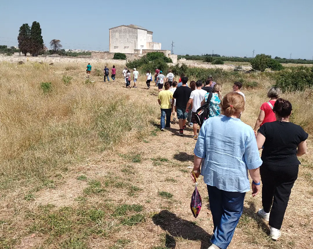 Fattoria dei Primi Semi di Vita Valenzano Dal 6 all’8 Giugno 2025, il Centro di Servizio al Volontariato San Nicola ETS, Semi di Vita Società Cooperativa sociale e Libera Puglia organizzano il Campo Volontariato e Antimafia, presso la Domus Familiae Nozze di Cana a Bari Torre a Mare: “Dalla confisca alla vita. Scoprire e valorizzare i beni confiscati”. Con il patrocinio di Avviso pubblico Enti Locali e Regioni per la formazione civile contro le mafie e Comune di Valenzano.
