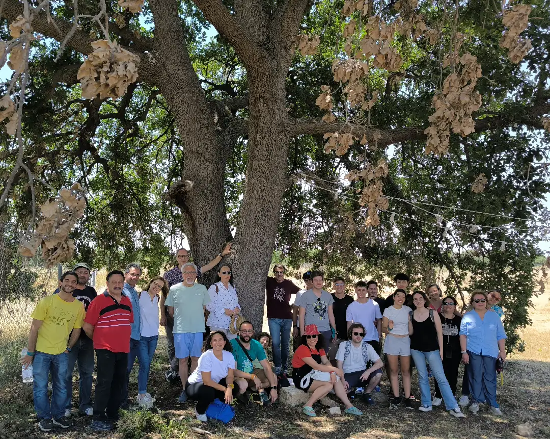 Terreno confiscato Valenzano Dal 6 all’8 Giugno 2025, il Centro di Servizio al Volontariato San Nicola ETS, Semi di Vita Società Cooperativa sociale e Libera Puglia organizzano il Campo Volontariato e Antimafia, presso la Domus Familiae Nozze di Cana a Bari Torre a Mare: “Dalla confisca alla vita. Scoprire e valorizzare i beni confiscati”. Con il patrocinio di Avviso pubblico Enti Locali e Regioni per la formazione civile contro le mafie e Comune di Valenzano.