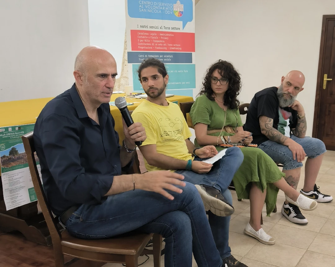 Michele Abbaticchio Domenico Mortellaro Marianna Giannuzzi Dal 6 all’8 Giugno 2025, il Centro di Servizio al Volontariato San Nicola ETS, Semi di Vita Società Cooperativa sociale e Libera Puglia organizzano il Campo Volontariato e Antimafia, presso la Domus Familiae Nozze di Cana a Bari Torre a Mare: “Dalla confisca alla vita. Scoprire e valorizzare i beni confiscati”. Con il patrocinio di Avviso pubblico Enti Locali e Regioni per la formazione civile contro le mafie e Comune di Valenzano.