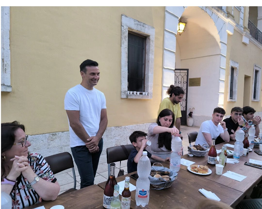 Angelo Mizzi fratello di Giuseppe Mizzi vittima mafia Dal 6 all’8 Giugno 2025, il Centro di Servizio al Volontariato San Nicola ETS, Semi di Vita Società Cooperativa sociale e Libera Puglia organizzano il Campo Volontariato e Antimafia, presso la Domus Familiae Nozze di Cana a Bari Torre a Mare: “Dalla confisca alla vita. Scoprire e valorizzare i beni confiscati”. Con il patrocinio di Avviso pubblico Enti Locali e Regioni per la formazione civile contro le mafie e Comune di Valenzano.
