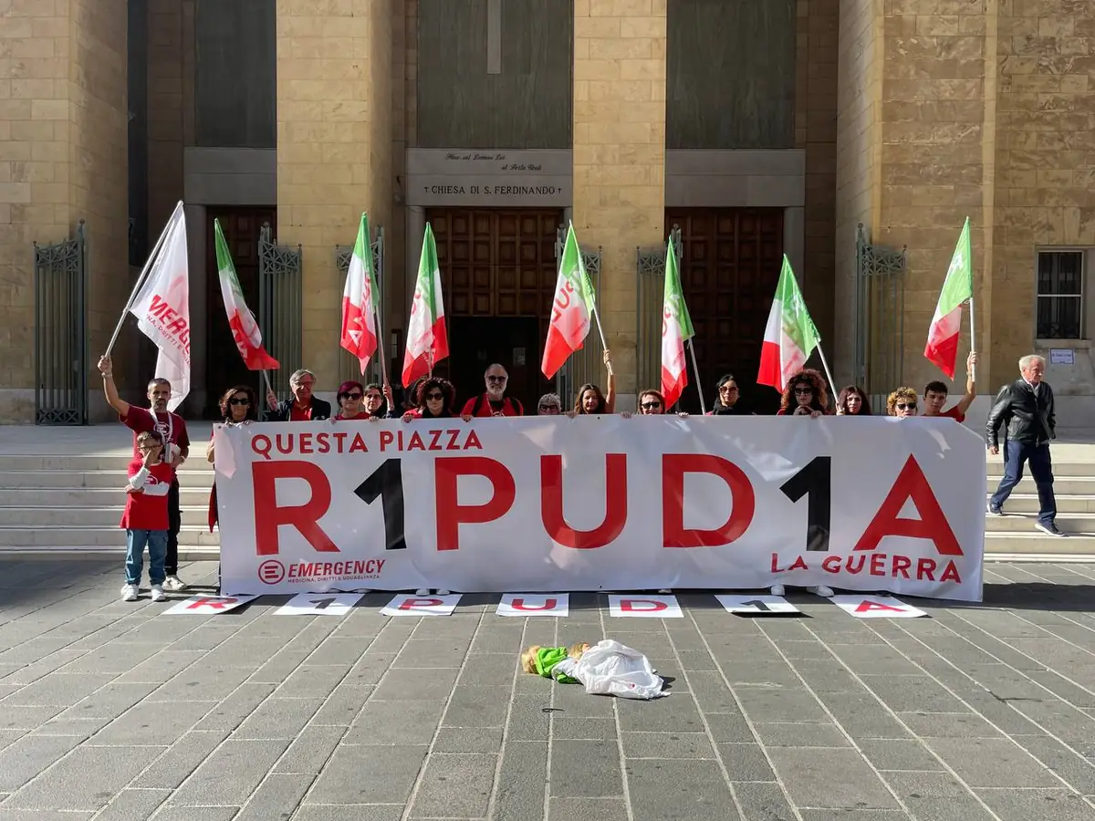 “L’Italia ripudia la guerra”, lo ribadisce con forza la campagna “R1PUD1A” di Emergency che ha preso il via il 3 Novembre 2024 in occasione della Giornata dell’Unità nazionale e delle Forze Armate, per riaffermare l’importanza e l’adesione all’articolo 11 della Costituzione italiana: “l’Italia ripudia la guerra come strumento di offesa alla libertà degli altri popoli e come mezzo di risoluzione delle controversie internazionali”.