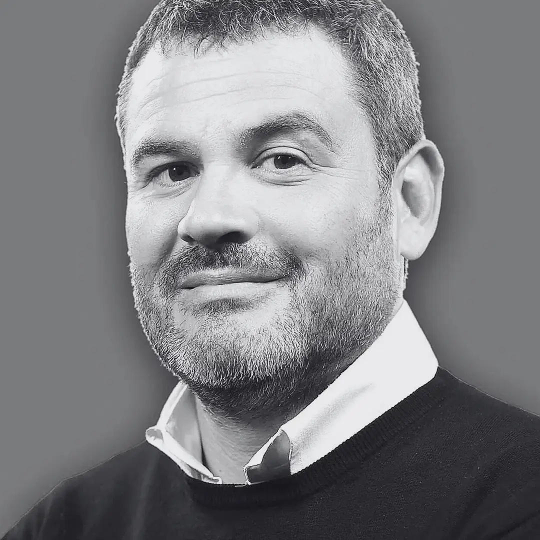Tiziano Mele, giornalista e mental coach, da quasi vent’anni nell’Area Comunicazione del CSV Brindisi Lecce, appassionato di talento e motivazione, aiuta le persone a fare quello che nel tempo ha saputo fare con sé stesso: ascoltare il suo cuore, tirare fuori la parte migliore, crederci e allenare le proprie competenze ogni giorno di più. Segue una cinquantina di adolescenti impegnati in sport agonistici e nello studio. Sue le campagne “Disabile a chi?” e “Di Bello c’è la vita”.
